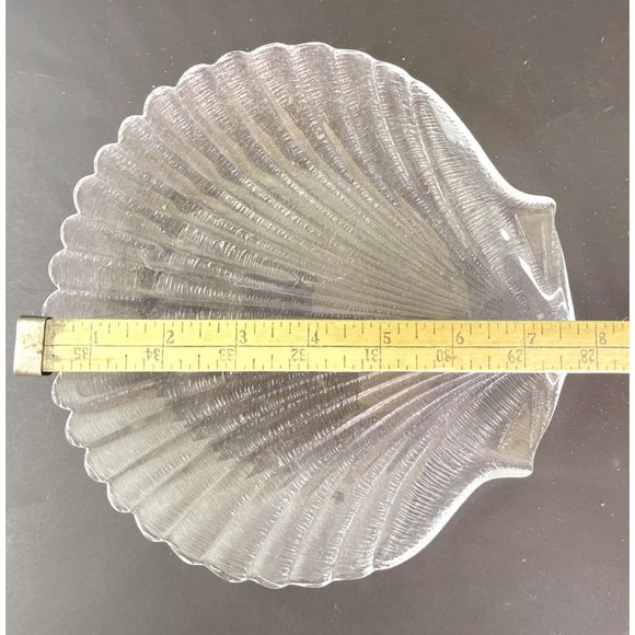 Clam Shell Seashell Shaped Clear Plates 8" x 7.75" x 1" Set of 2 - Picture 5 of 7